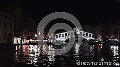Venedig, nattbelysning, berömd Rialto Bridge, Italien Den vackra bilden av storkanalen på natten Reflektioner på arkivfilmer Venedig, nattbelysning, berömd Rialto Bridge, Italien Den vackra bilden av storkanalen på natten Reflektioner på arkivfilmer