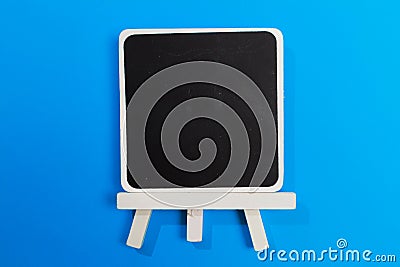 Easel with frames empty for drawing on colored background. - Image Stock Photo