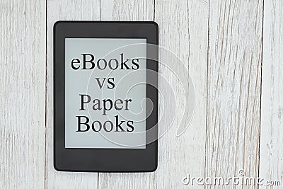 Ebooks vs paper books message on an e-reader screen Stock Photo