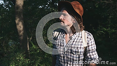 Een jonge boer die in het hout lopen Wandelaar die in bos bij zonsondergang wandelen Actieve levensstijl Het dragen van een gerui stock videobeelden Een jonge boer die in het hout lopen Wandelaar die in bos bij zonsondergang wandelen Actieve levensstijl Het dragen van een gerui stock videobeelden