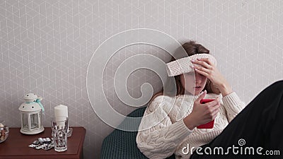 Een jonge vrouw beschrijft de symptomen van een ziekte aan een arts die telegeneeskunde op een smartphone gebruikt Videogesprek m stock footage Een jonge vrouw beschrijft de symptomen van een ziekte aan een arts die telegeneeskunde op een smartphone gebruikt Videogesprek m stock footage