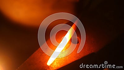 Een Smid Picks Up een Massieve Hamer en begint Hete Metaalbar op Aambeeld in Langzame Motie te bonzen stock videobeelden Een Smid Picks Up een Massieve Hamer en begint Hete Metaalbar op Aambeeld in Langzame Motie te bonzen stock videobeelden