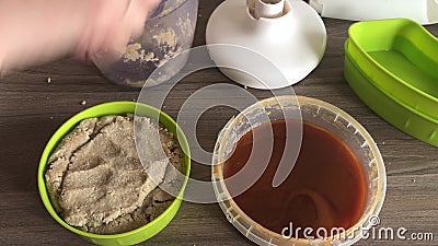 Een vrouw verzegelt een mengsel van honing, gehakte pinda's en zaden in een container Voor het vormen van halva stock videobeelden Een vrouw verzegelt een mengsel van honing, gehakte pinda's en zaden in een container Voor het vormen van halva stock videobeelden