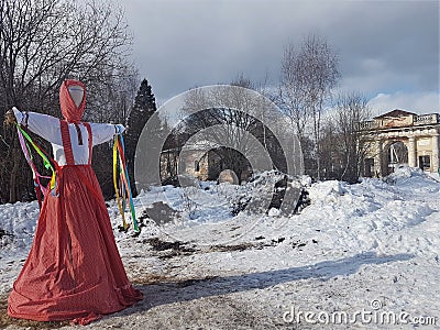 The effigy of Maslenitsa in Russian folk costume is burned in the snow during the traditional national holiday of mother Farewell Stock Photo