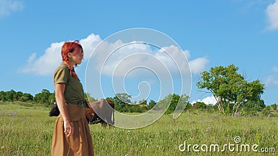 Ein schönes, rot-haarhaariges Landmädchen geht auf einer schmutzigen Straße entlang stock footage Ein schönes, rot-haarhaariges Landmädchen geht auf einer schmutzigen Straße entlang stock footage