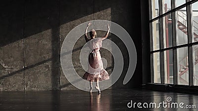 Eine junge schöne Ballerina spinnt auf ihre Zehen in den pointes und tanzt ein klassisches Ballett auf einem dunklen Hintergrund stock footage Eine junge schöne Ballerina spinnt auf ihre Zehen in den pointes und tanzt ein klassisches Ballett auf einem dunklen Hintergrund stock footage