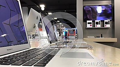 Eine Seite Anzeige Macbook-Computer Eine Seite Anzeige Macbook-Computer