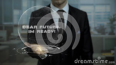 El agente de sexo masculino, jefe del inicio crypto de la moneda muestra a palabras estimado Future, Im listo en su mano El agente de sexo masculino, jefe del inicio crypto de la moneda muestra a palabras estimado Future, Im listo en su mano