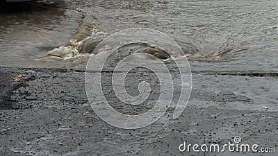 El Agua En La Calle Inundada De La Ciudad Fluye En Un Dren De La