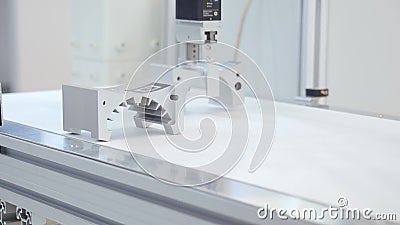El brazo robótico levanta el detalle media El brazo robótico utilizar detalladamente la cadena de producción de las piezas Las pi metrajes El brazo robótico levanta el detalle media El brazo robótico utilizar detalladamente la cadena de producción de las piezas Las pi metrajes