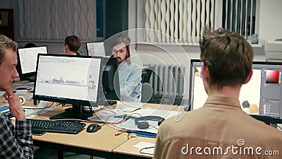 El grupo de gente creativa está trabajando en la oficina en los ordenadores almacen de metraje de vídeo El grupo de gente creativa está trabajando en la oficina en los ordenadores almacen de metraje de vídeo