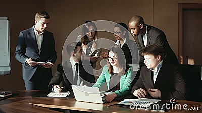 El grupo de hombre de negocios comunica con el ordenador portátil metrajes El grupo de hombre de negocios comunica con el ordenador portátil metrajes