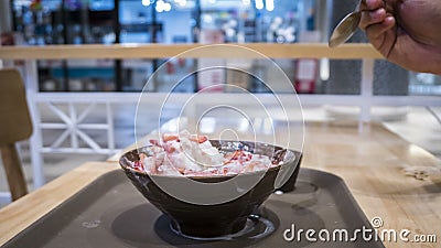 El lapso de tiempo de Bingsu, el hielo afeitado con crema de la leche remató levemente con el queso cremoso y la fresa fresca almacen de video El lapso de tiempo de Bingsu, el hielo afeitado con crema de la leche remató levemente con el queso cremoso y la fresa fresca almacen de video
