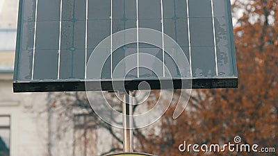 El panel solar en una calle de la ciudad en tiempo nublado Protección del medio ambiente ahorro de energía y El panel solar en una calle de la ciudad en tiempo nublado Protección del medio ambiente ahorro de energía y