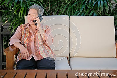 elder woman talk on mobile phone. elderly senior speaking on smartphone Stock Photo