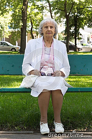 https://thumbs.dreamstime.com/x/elderly-woman-park-years-old-sitting-bench-sorel-tracy-quebec-canada-31813863.jpg