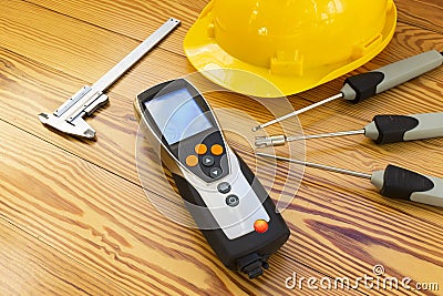 Electronic instrument for measuring of temperature probes on wood background Stock Photo