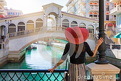 Woman enjoys the view to the Qanat Quartier on the Pearl in Doha Stock Photo