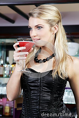 https://thumbs.dreamstime.com/x/elegant-woman-drinking-martini-cocktail-beautiful-young-blond-stylish-black-dress-nightclub-bar-34591917.jpg