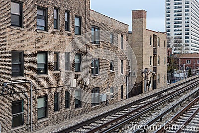 Elevated train tracks alongside vintage brick apartment buildings in Chicago Stock Photo