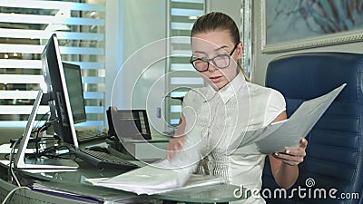 Empresaria trabajadora con portátil y papeleo metrajes Empresaria trabajadora con portátil y papeleo metrajes