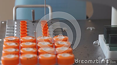 En closeup av den sterila maskinen för den medicinska labbet utför analysen automatiskt på upptäckt av cancer vid analys av a arkivfilmer En closeup av den sterila maskinen för den medicinska labbet utför analysen automatiskt på upptäckt av cancer vid analys av a arkivfilmer