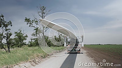 Energias eólicas, transporte pesado das lâminas de rotor video estoque Energias eólicas, transporte pesado das lâminas de rotor video estoque