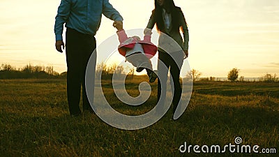 Enfant Heureux Sautant En Parc Avec Le Papa Et La Maman Jeu De Maman Et De Papa Avec Le Bebe Les Parents Soulevent Les Mains Du B Banque De Videos Video Enfant Heureux Sautant En Parc Avec Le Papa Et La Maman Jeu De Maman Et De Papa Avec Le Bebe Les Parents Soulevent Les Mains Du B Banque De Videos Video