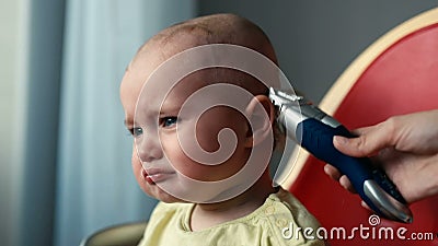 Enfantez Faire Une Coupe De Cheveux Pour Un Bebe Garcon Avec Une Tondeuse Banque De Videos Video Du Toilettage Enfant Enfantez Faire Une Coupe De Cheveux Pour Un Bebe Garcon Avec Une Tondeuse Banque De Videos Video Du Toilettage Enfant