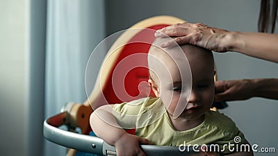 Enfantez Faire Une Coupe De Cheveux Pour Un Bebe Garcon Avec Une Tondeuse Banque De Videos Video Du Cheri Coiffure Enfantez Faire Une Coupe De Cheveux Pour Un Bebe Garcon Avec Une Tondeuse Banque De Videos Video Du Cheri Coiffure