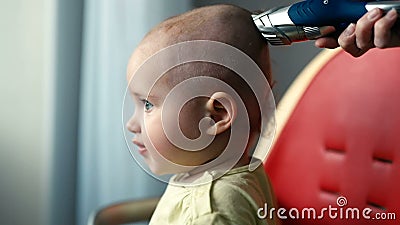 Enfantez Faire Une Coupe De Cheveux Pour Un Bebe Garcon Avec Une Tondeuse Banque De Videos Video Du Cheri Coiffure