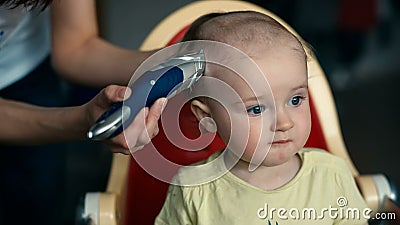 Enfantez Faire Une Coupe De Cheveux Pour Un Bebe Garcon Avec Une Tondeuse Banque De Videos Video Du Cheri Coiffure Enfantez Faire Une Coupe De Cheveux Pour Un Bebe Garcon Avec Une Tondeuse Banque De Videos Video Du Cheri Coiffure