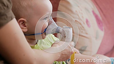 Enfantez Les Prises Le Masque Sur L Inhalateur De Bebe Et Respirez La Medecine A La Maison Traite L Inflammation Des Voies Aerien Banque De Videos Video Du Obstructif Dispositif Enfantez Les Prises Le Masque Sur L Inhalateur De Bebe Et Respirez La Medecine A La Maison Traite L Inflammation Des Voies Aerien Banque De Videos Video Du Obstructif Dispositif