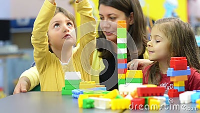 Enfants et éducateur Playing au jardin d'enfants Enfants et éducateur Playing au jardin d'enfants