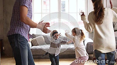 Enfants heureux de famille jouant la peau et le jeu d'applaudissements à la maison banque de vidéos Enfants heureux de famille jouant la peau et le jeu d'applaudissements à la maison banque de vidéos