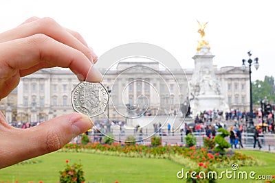 English coin picturing the Queen in front of Buckingham Palace. Editorial Stock Photo