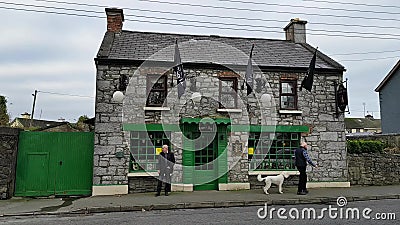 Ennis, Irlande - 17 novembre 2017 : Vieil homme en dehors d'un bar traditionnel irlandais rural dans le comté Clare, Irlande clips vidéos Ennis, Irlande - 17 novembre 2017 : Vieil homme en dehors d'un bar traditionnel irlandais rural dans le comté Clare, Irlande clips vidéos