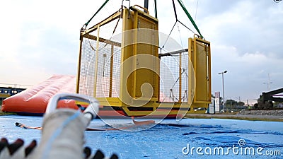 Enrolle la plataforma de salto en el parque de atracciones abandonado, estación baja del amortiguador auxiliar móvil metrajes Enrolle la plataforma de salto en el parque de atracciones abandonado, estación baja del amortiguador auxiliar móvil metrajes