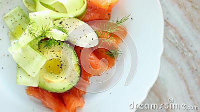 Ensalada de salmón fresco con aguacate y cremoso queso mascarpone puesta plana, plancha de mesa, fotografía de primera vista y almacen de metraje de vídeo Ensalada de salmón fresco con aguacate y cremoso queso mascarpone puesta plana, plancha de mesa, fotografía de primera vista y almacen de metraje de vídeo