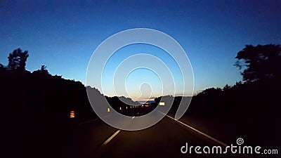 Entraînement de la route de matin avec la lumière sur l'horizon Entraînement d'un état à un autre du point de vue POV de conducte banque de vidéos Entraînement de la route de matin avec la lumière sur l'horizon Entraînement d'un état à un autre du point de vue POV de conducte banque de vidéos