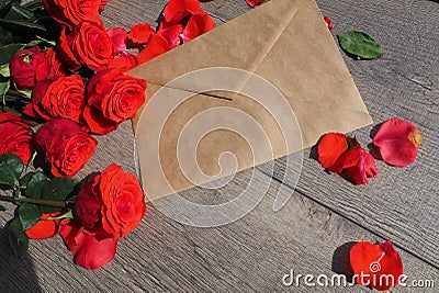 Envelop with white card and rose background. Top view., Envelope with flowers summer, spring. Stock Photo