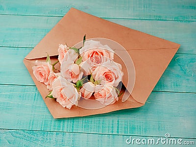 Envelop with white card and rose background. Top view., Envelope with flowers summer, spring. Stock Photo