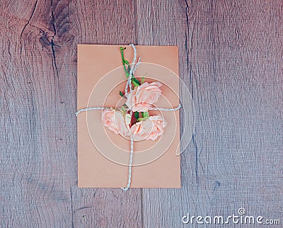 Envelop with white card and rose background. Top view., Envelope with flowers summer, spring. Stock Photo