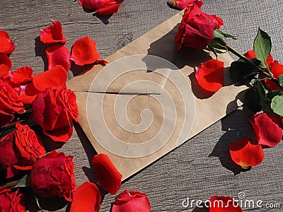 Envelop with white card and rose background. Top view., Envelope with flowers summer, spring. Stock Photo