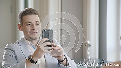 Equipaggi ha fotografato la sua donna e mostra una fotografia sul ` s dello smartphone archivi video Equipaggi ha fotografato la sua donna e mostra una fotografia sul ` s dello smartphone archivi video