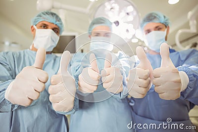 https://thumbs.dreamstime.com/x/equipo-de-cirujanos-que-miran-la-cmara-que-muestra-los-pulgares-para-arriba-49034443.jpg