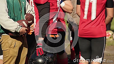 Erfolgreiche Fußballspieler, die Glückwünsche von den Anhängern nach Spiel empfangen stock video Erfolgreiche Fußballspieler, die Glückwünsche von den Anhängern nach Spiel empfangen stock video