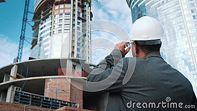 Erwachsener Ingenieur oder Architekt benutzt eine Tablette in Kraft Schreibt eine Mitteilung oder überprüft eine Zeichnung Gegen stock video footage Erwachsener Ingenieur oder Architekt benutzt eine Tablette in Kraft Schreibt eine Mitteilung oder überprüft eine Zeichnung Gegen stock video footage