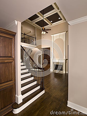 Escalera A La Sala De Estar De Lujo Con La Chimenea Imágenes de archivo