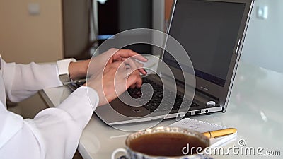 Escribiendo en el ordenador portátil, manos femeninas almacen de metraje de vídeo Escribiendo en el ordenador portátil, manos femeninas almacen de metraje de vídeo